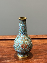 Petit vase de forme bouteille en &eacute;maux cloisonn&eacute;s &agrave; d&eacute;cor de rinceaux de lotus, Chine, marque et &eacute;poque de Qianlong