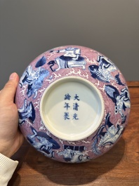 Bol en porcelaine de Chine en bleu, blanc et &eacute;maux rose &agrave; d&eacute;cor de huit immortels, marque et &eacute;poque de Guangxu