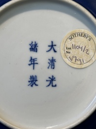 Assiette en porcelaine de Chine bleu poudr&eacute;,  marque et &eacute;poque de Guangxu
