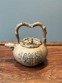 Een Chinese Yixing steengoed theepot en deksel met inscriptie, Shuan Sheng 淦生 merk, Republiek