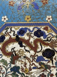 Een paar grote Chinese achthoekige cloisonn&eacute; 'bianhu' vazen, Qianlong/Jiaqing