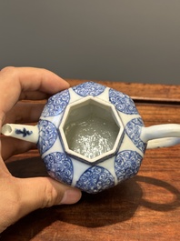 Een Chinese blauw-witte theebus en twee theepotten, Kangxi/Qianlong