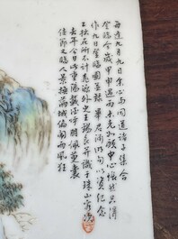 Twee Chinese qianjiang cai plaquettes, gesigneerd Shi Qifeng 石奇峰 en Wang Xiliang 王錫良, gedateerd 1944