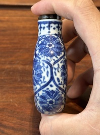 Trois tabati&egrave;res en porcelaine de Chine en bleu et blanc, marque de Yongzheng, 19&egrave;me