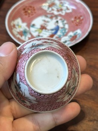 Cinq tasses et soucoupes en porcelaine de Chine famille rose &agrave; d&eacute;cor figuratif, Yongzheng