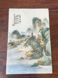 Twee Chinese qianjiang cai plaquettes, gesigneerd Shi Qifeng 石奇峰 en Wang Xiliang 王錫良, gedateerd 1944