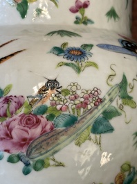 Paire de crachoirs en porcelaine de Chine famille rose de Canton &agrave; d&eacute;cor de dragons, oiseaux, papillons et fleurs, 19&egrave;me