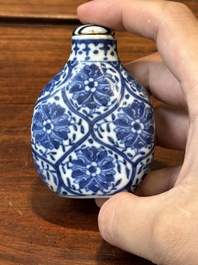 Trois tabati&egrave;res en porcelaine de Chine en bleu et blanc, marque de Yongzheng, 19&egrave;me