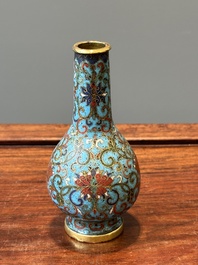 Petit vase de forme bouteille en &eacute;maux cloisonn&eacute;s &agrave; d&eacute;cor de rinceaux de lotus, Chine, marque et &eacute;poque de Qianlong