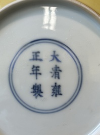 Paire de coupes en porcelaine de Chine en jaune monochrome &agrave; d&eacute;cor de pin et grue, marque et &eacute;poque de Yongzheng