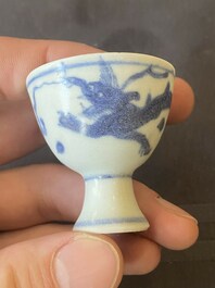 Cinq coupes &agrave; pied en porcelaine de Chine en bleu et blanc de l'&eacute;pave Hatcher &agrave; d&eacute;cor de dragons, &eacute;poque Transition