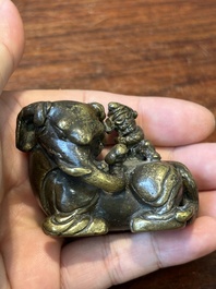 Een collectie Chinese en Sino-Tibetaanse bronzen sculpturen en scrollgewichten, Qing