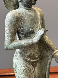 Twee bronzen figuren van een staande Bodhisattva, Centraal Java, 11/13e eeuw