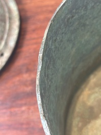 Een zeldzame Chinese archa&iuml;sche met zilver ingelegde bronzen cosmetica doos en deksel, 'lian', Westelijke Han