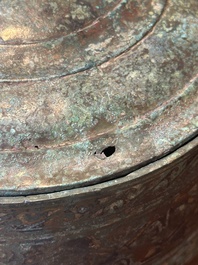 Rare bo&icirc;te &agrave; cosm&eacute;tiques couvert archa&iuml;que de type 'lian' en bronze incrust&eacute; d'argent, Chine,  Han occidental