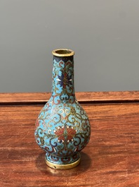 Petit vase de forme bouteille en &eacute;maux cloisonn&eacute;s &agrave; d&eacute;cor de rinceaux de lotus, Chine, marque et &eacute;poque de Qianlong