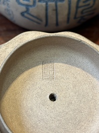 Een Chinese Yixing steengoed theepot en deksel met inscriptie, Shuan Sheng 淦生 merk, Republiek