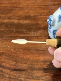 Trois tabati&egrave;res en porcelaine de Chine en bleu et blanc, marque de Yongzheng, 19&egrave;me