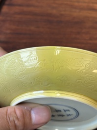 Paire de coupes en porcelaine de Chine en jaune monochrome &agrave; d&eacute;cor de pin et grue, marque et &eacute;poque de Yongzheng