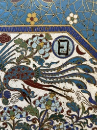 Een paar grote Chinese achthoekige cloisonn&eacute; 'bianhu' vazen, Qianlong/Jiaqing