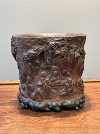 Grand pot &agrave; pinceaux en bois huanghuali sculpt&eacute; &agrave; d&eacute;cor tao&iuml;ste, Chine, 17/18&egrave;me