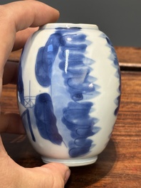 Een Chinese blauw-witte theebus en twee theepotten, Kangxi/Qianlong
