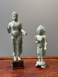 Twee bronzen figuren van een staande Bodhisattva, Centraal Java, 11/13e eeuw