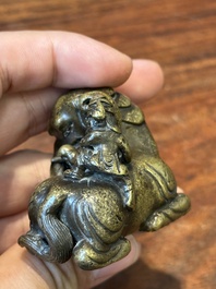 Een collectie Chinese en Sino-Tibetaanse bronzen sculpturen en scrollgewichten, Qing