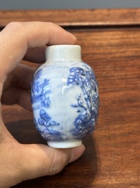 Tabati&egrave;re en porcelaine de Chine en bleu et blanc et une boule ajour&eacute;e famille rose, 19&egrave;me si&egrave;cle
