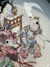 Een fijn Chinees famille rose eierschaal bord met robijnrode achterkant, Yongzheng