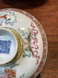 Quatre bols couverts en porcelaine de Chine famille rose, trois avec soucoupes et un bol &agrave; d&eacute;cor de dragon, sign&eacute;s Wang Darong 王大榕, 19/20&egrave;me