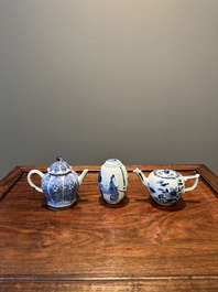 A Chinese blue and white tea caddy and two teapots, Kangxi/Qianlong