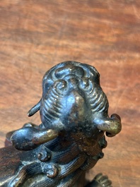 Een groep van vier Chinese verguld bronzen scrollgewichten, Ming/Qing