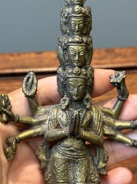 Een collectie Chinese en Sino-Tibetaanse bronzen sculpturen en scrollgewichten, Qing