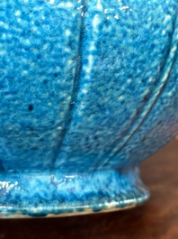 Een Chinese monochrome poederblauwe knoflookhalsvaas met chilong handgrepen, 18/19e eeuw