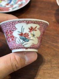 Cinq tasses et soucoupes en porcelaine de Chine famille rose &agrave; d&eacute;cor figuratif, Yongzheng