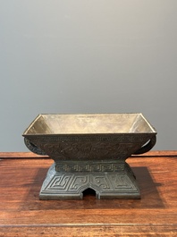 Een Chinees bronzen ritueel vat, 'Fu', Qianlong zegelmerk en uit de periode