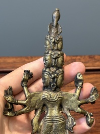 Een collectie Chinese en Sino-Tibetaanse bronzen sculpturen en scrollgewichten, Qing