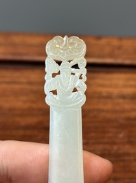 Quatre pi&egrave;ces sculpt&eacute;es en jade blanc, c&eacute;ladon et rouille, Chine, Qing