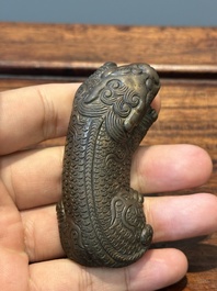 Een collectie Chinese en Sino-Tibetaanse bronzen sculpturen en scrollgewichten, Qing