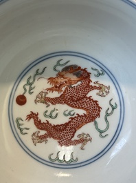 Bol en porcelaine de Chine wucai &agrave; d&eacute;cor de dragons et ph&eacute;nix, marque et &eacute;poque de Daoguang
