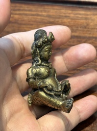 Een collectie Chinese en Sino-Tibetaanse bronzen sculpturen en scrollgewichten, Qing