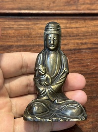 Een collectie Chinese en Sino-Tibetaanse bronzen sculpturen en scrollgewichten, Qing