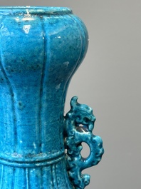 Een Chinese monochrome poederblauwe knoflookhalsvaas met chilong handgrepen, 18/19e eeuw