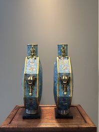 Een paar grote Chinese achthoekige cloisonn&eacute; 'bianhu' vazen, Qianlong/Jiaqing