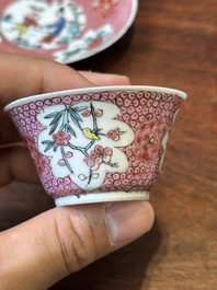 Cinq tasses et soucoupes en porcelaine de Chine famille rose &agrave; d&eacute;cor figuratif, Yongzheng