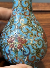 Petit vase de forme bouteille en &eacute;maux cloisonn&eacute;s &agrave; d&eacute;cor de rinceaux de lotus, Chine, marque et &eacute;poque de Qianlong