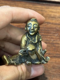 Een collectie Chinese en Sino-Tibetaanse bronzen sculpturen en scrollgewichten, Qing