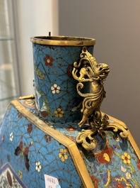 Paire de grands vases de forme octogonale de type 'bianhu' en &eacute;maux cloisonn&eacute;s, Chine, Qianlong/Jiaqing