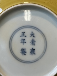 Paire de coupes en porcelaine de Chine en jaune monochrome &agrave; d&eacute;cor de pin et grue, marque et &eacute;poque de Yongzheng